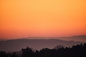 Windpark in der Ferne im Morgenrot Windpark in der Ferne im Morgenrot